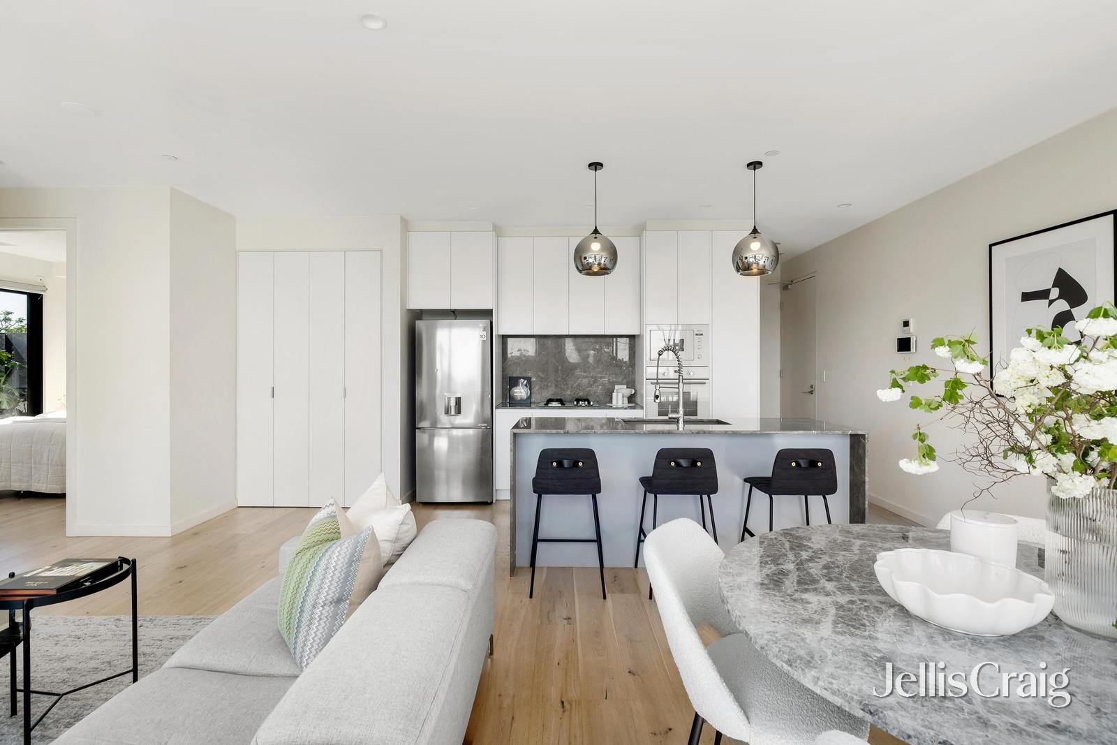 202/4 Littlewood Street, Hampton image 5