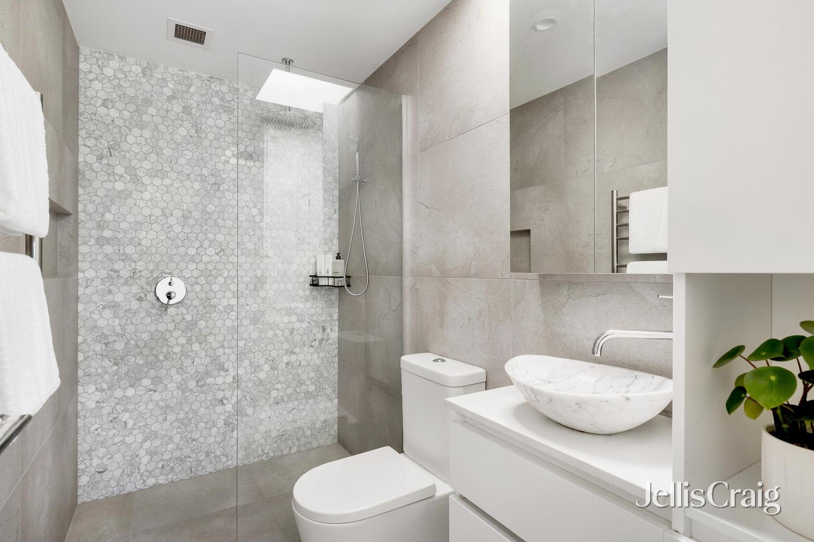 202/4 Littlewood Street, Hampton image 12