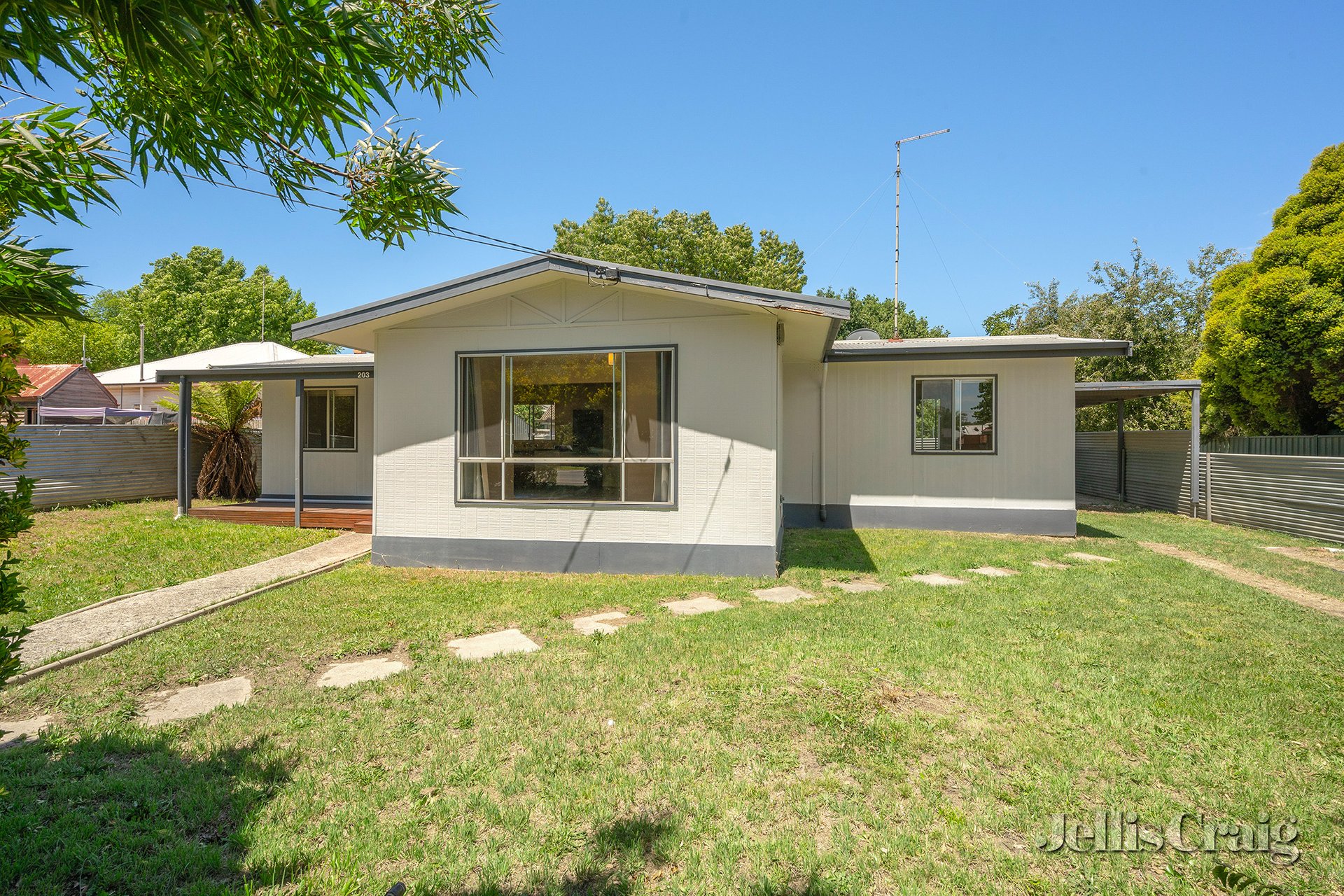 203 La Trobe Street, Redan image 1