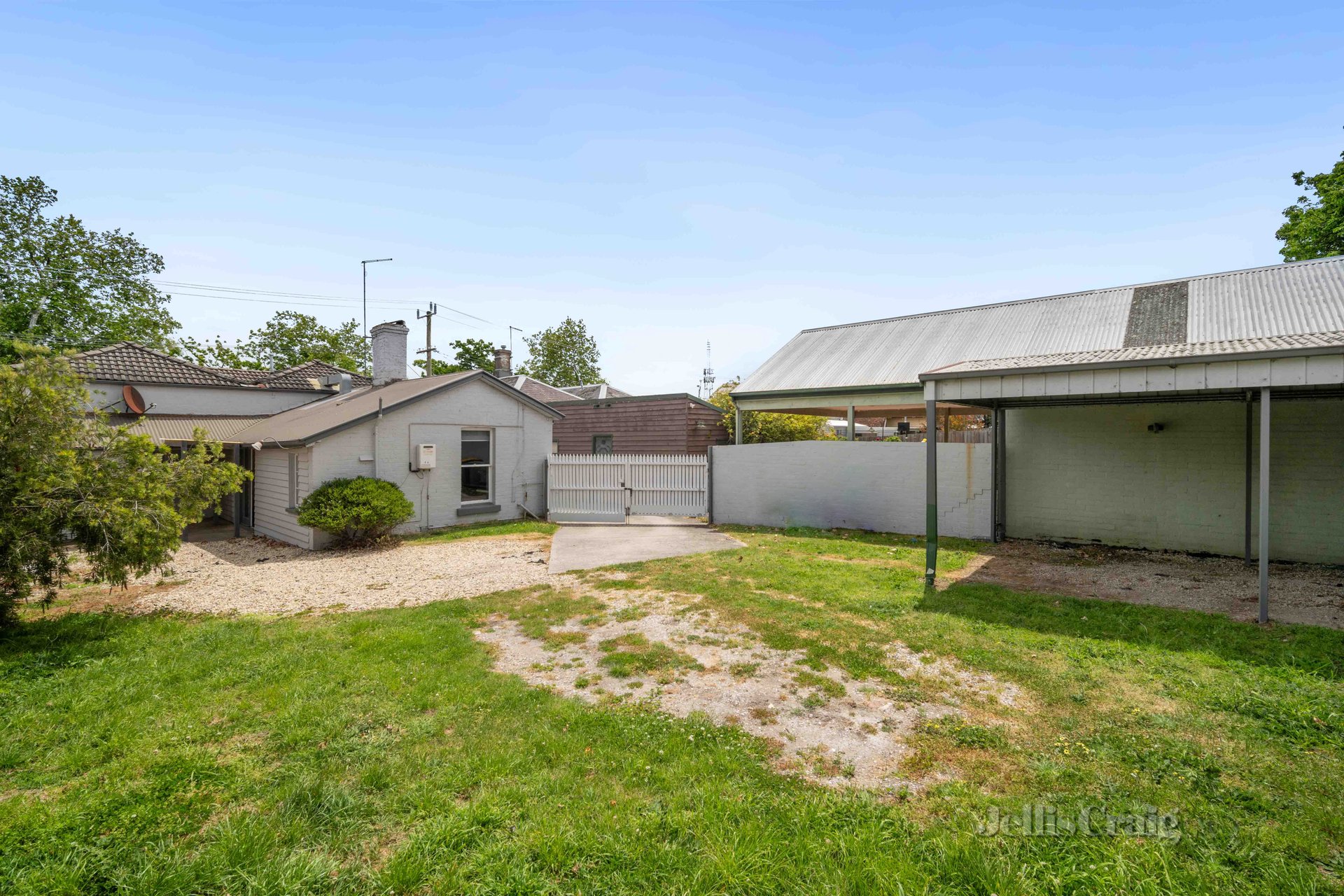 204 Doveton Crescent, Soldiers Hill image 3