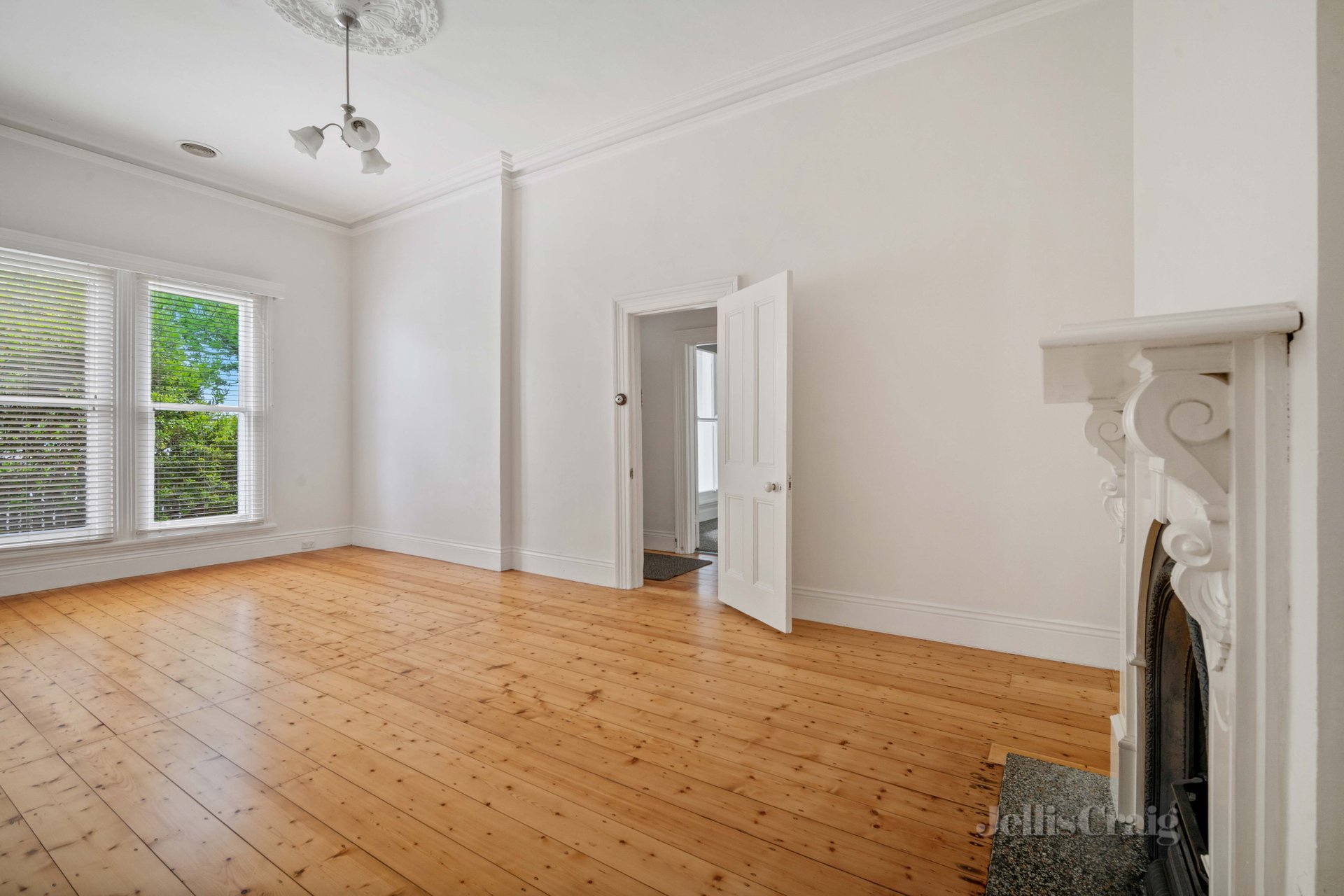 204 Doveton Crescent, Soldiers Hill image 3