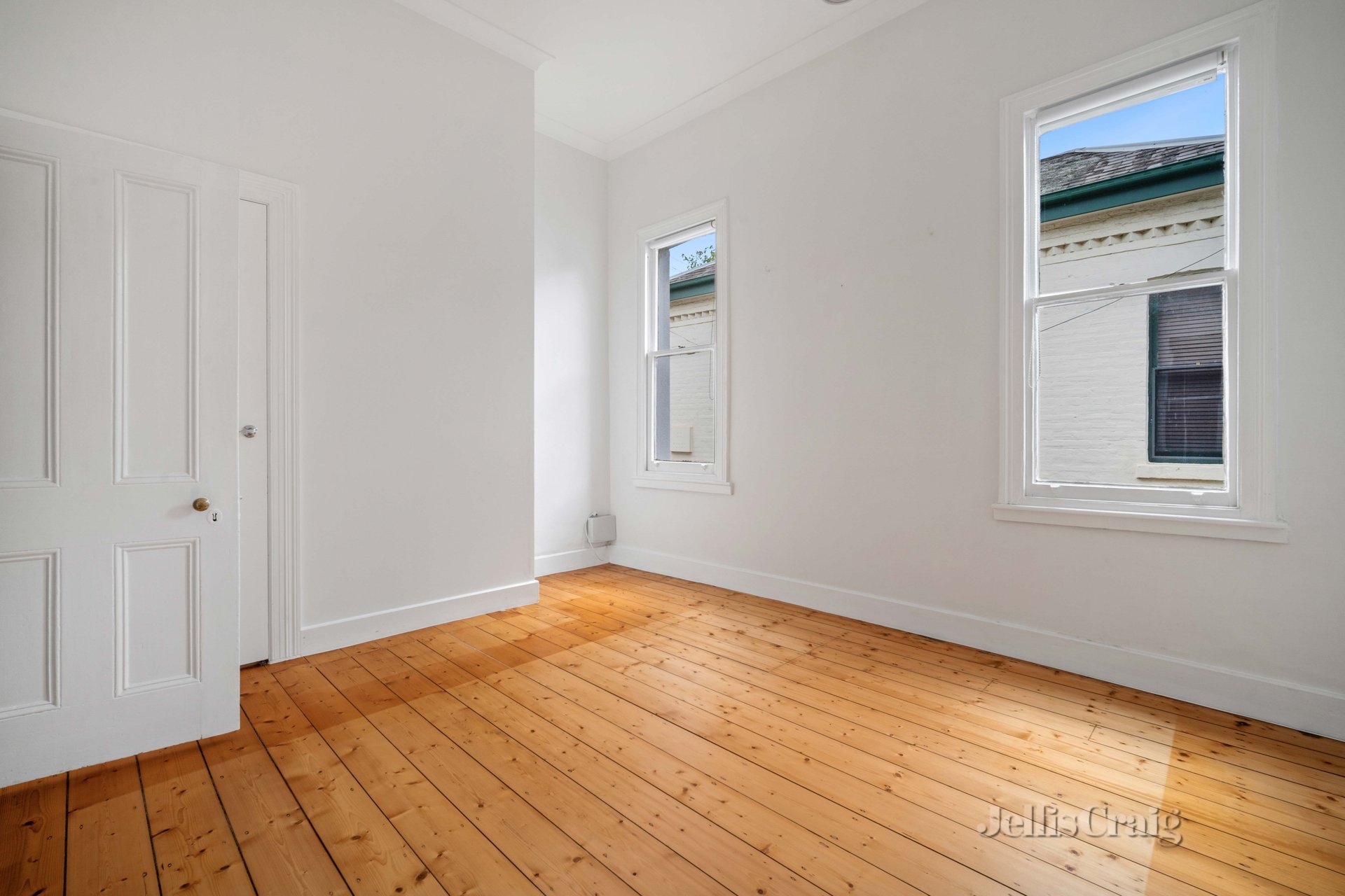 204 Doveton Crescent, Soldiers Hill image 4