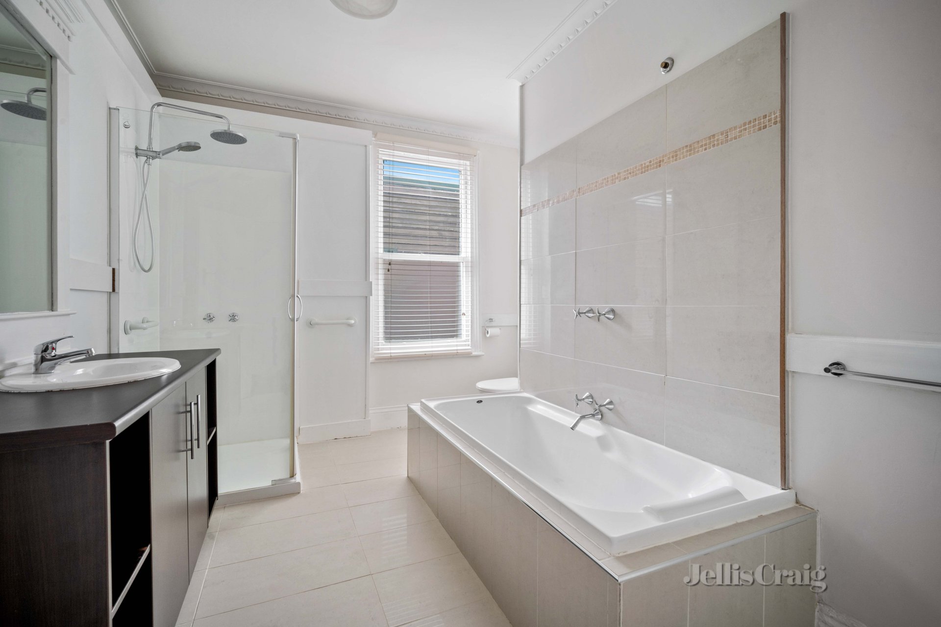 204 Doveton Crescent, Soldiers Hill image 5