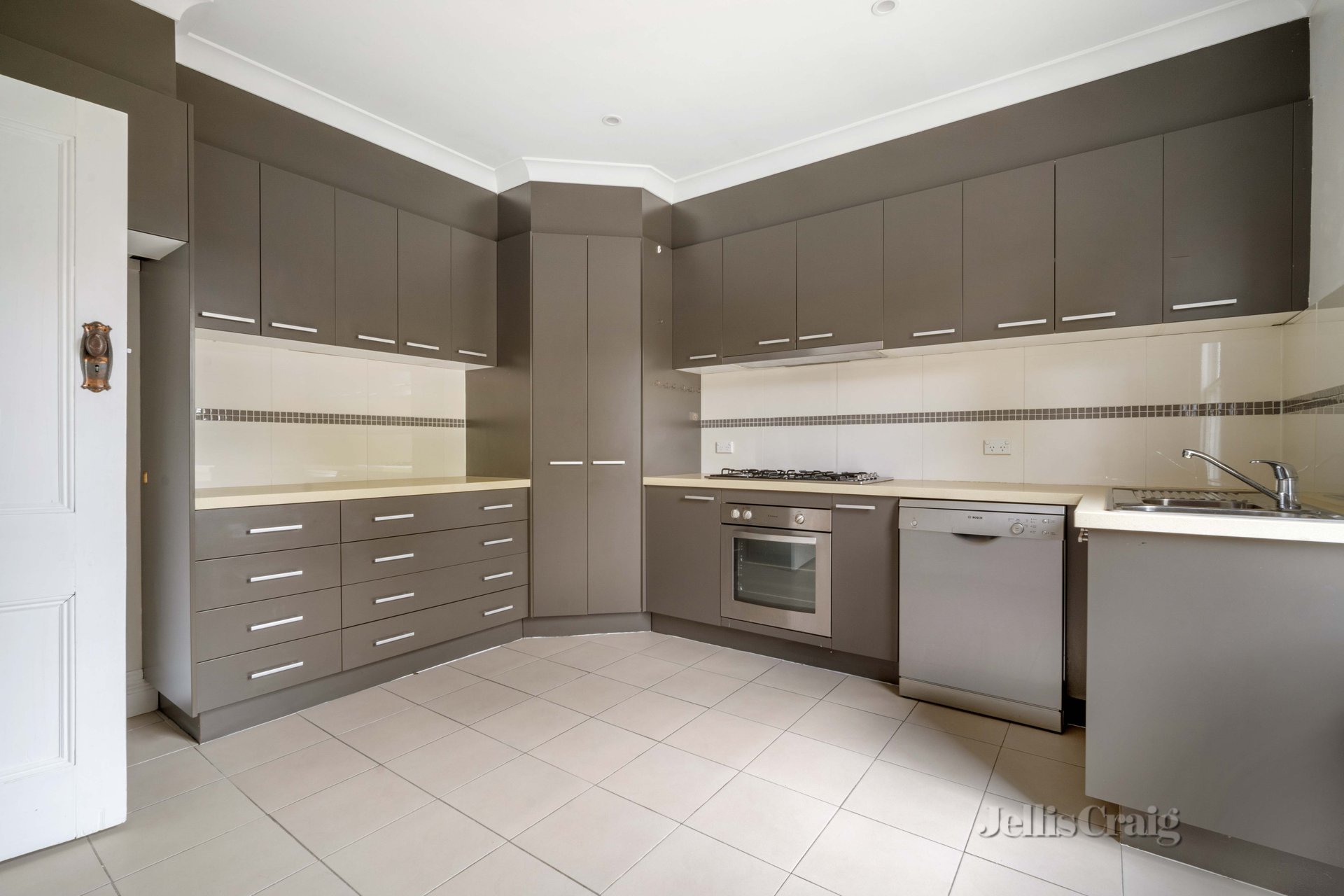 204 Doveton Crescent, Soldiers Hill image 2