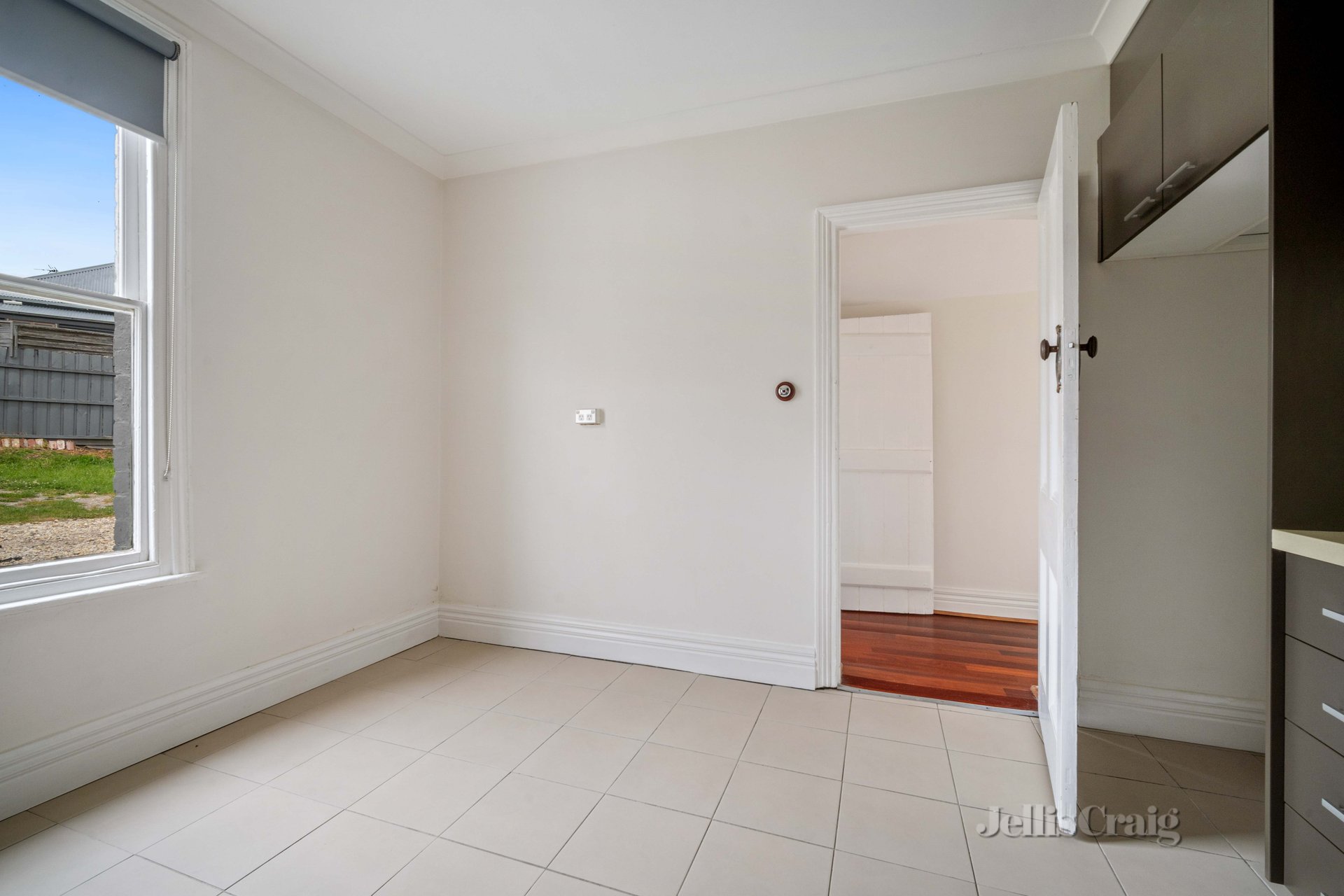 204 Doveton Crescent, Soldiers Hill image 6