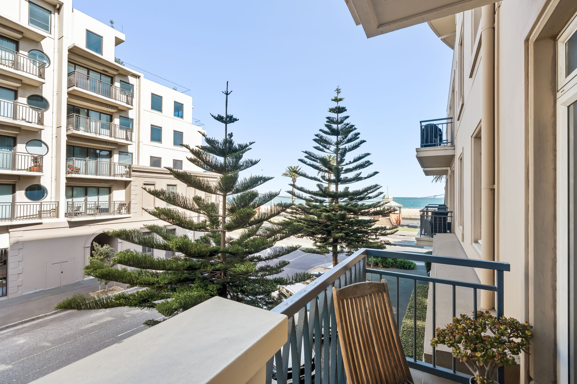 204/88 Beach Street, Port Melbourne image 2