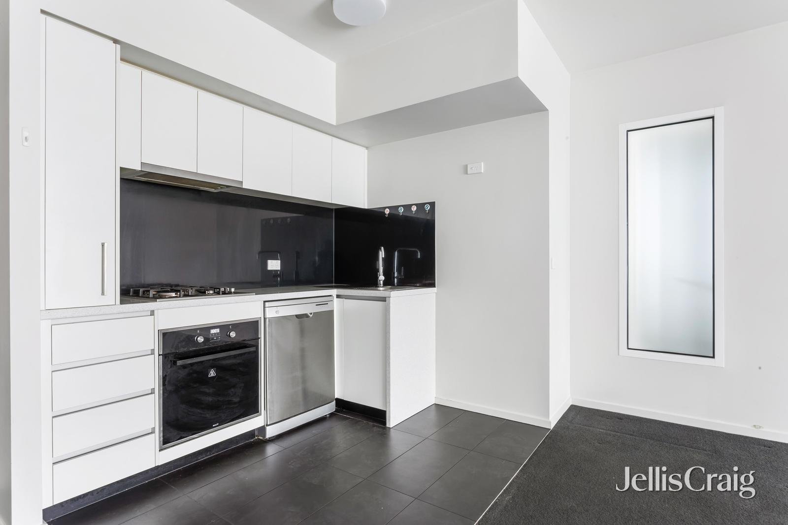 205/95 Warrigal Road, Hughesdale image 3