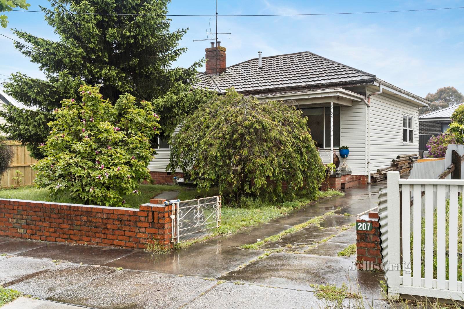 207 Clayton Street, Canadian image 1