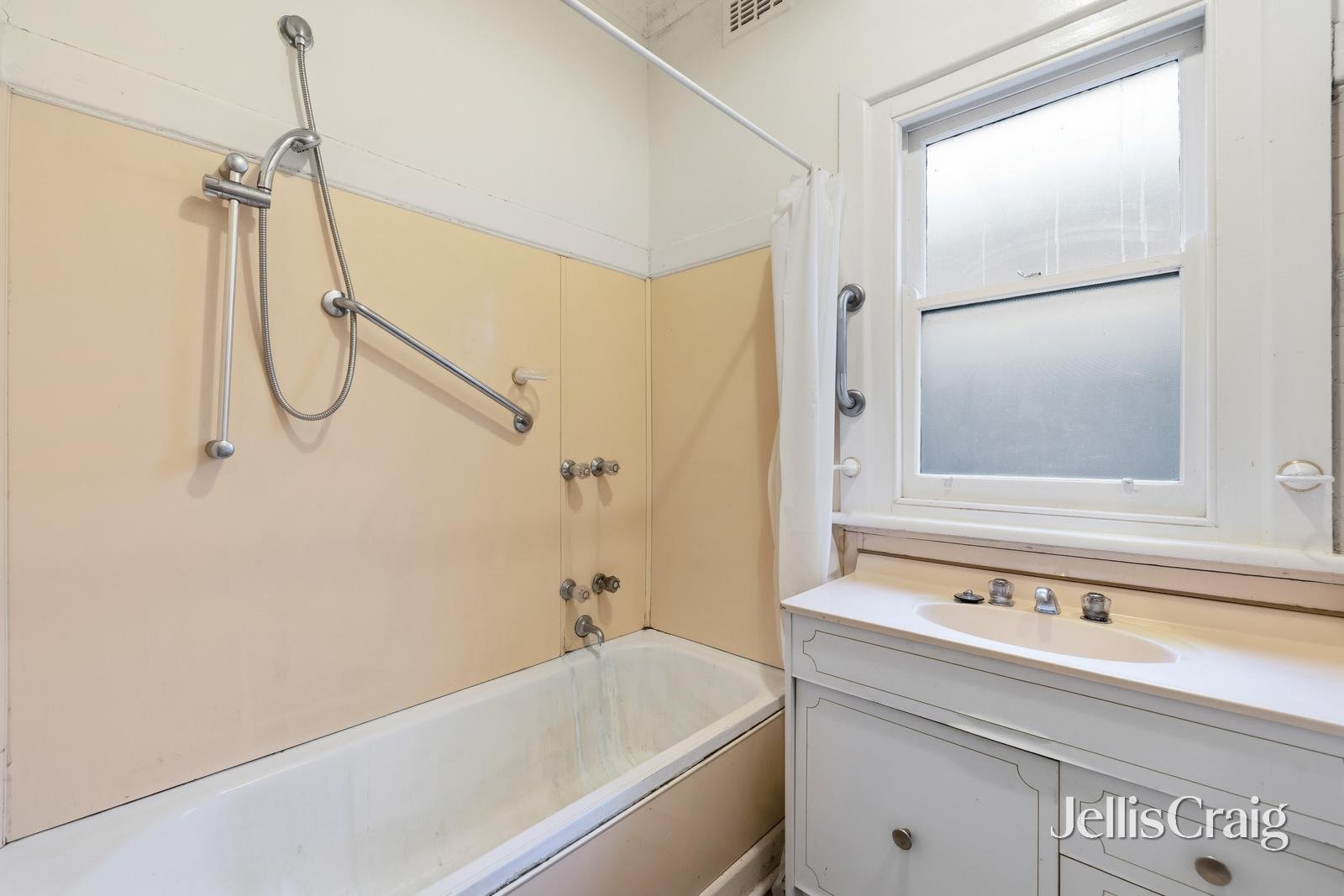 207 Whitehorse Road, Blackburn image 10