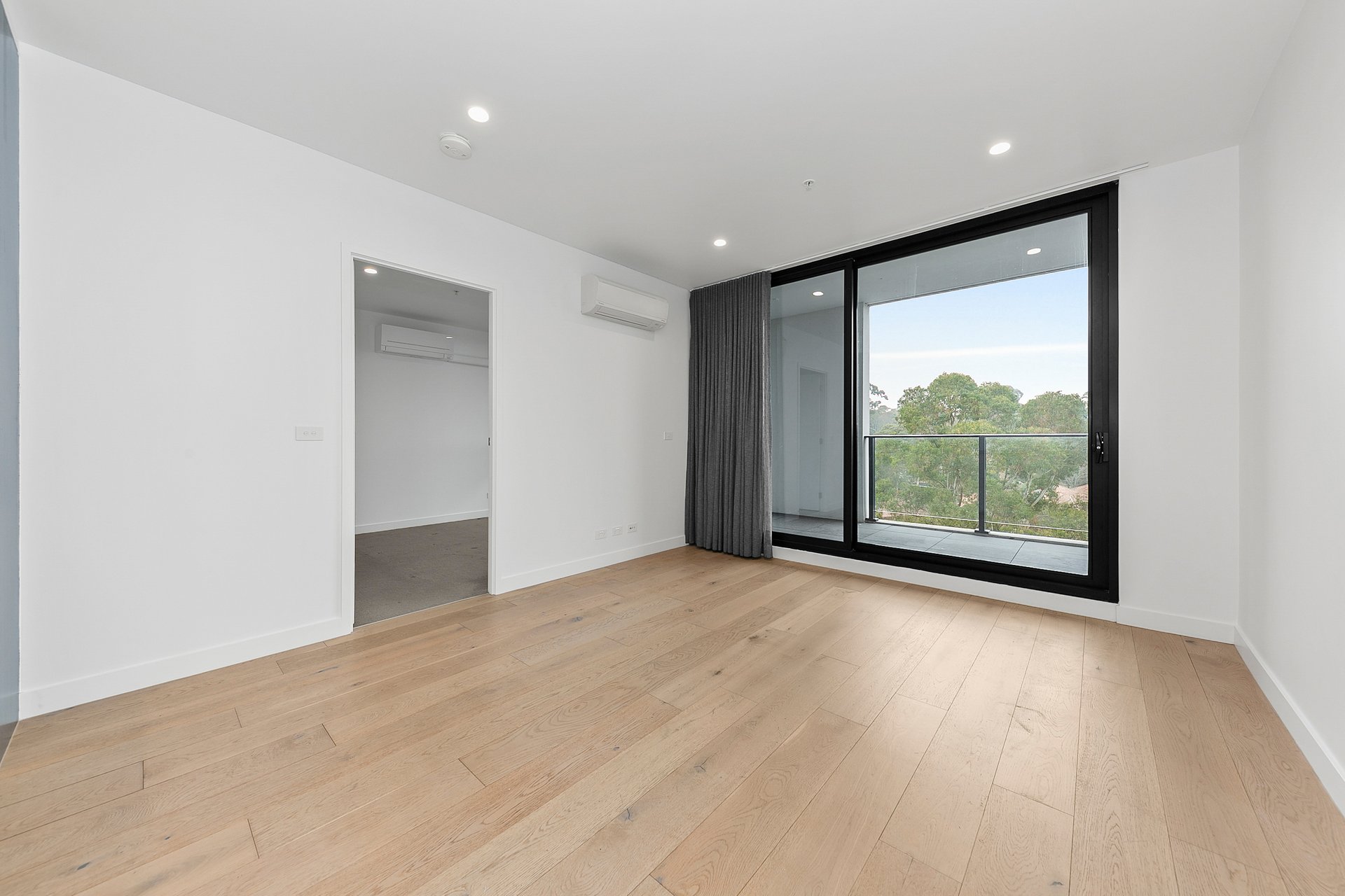 207/1 Sergeant Street, Blackburn image 3