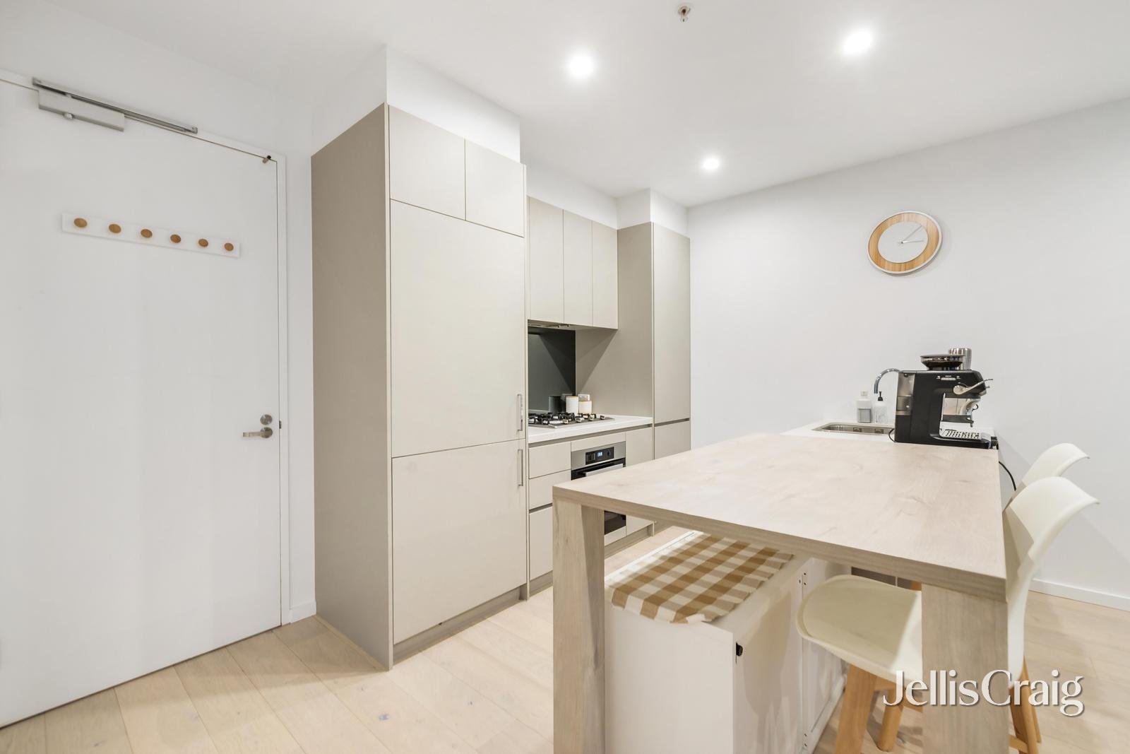 207/166 Whitehorse Road, Blackburn image 5