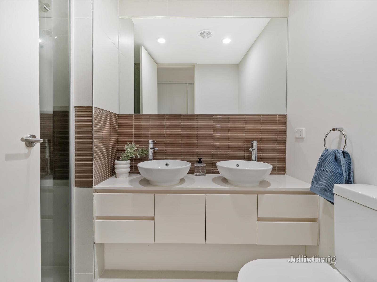 208/18 Berkeley Street, Doncaster image 9