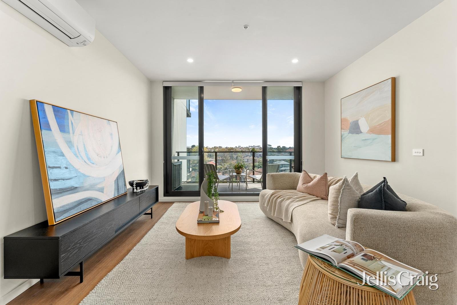 209/2 Bailey Crescent, Oak Park image 2