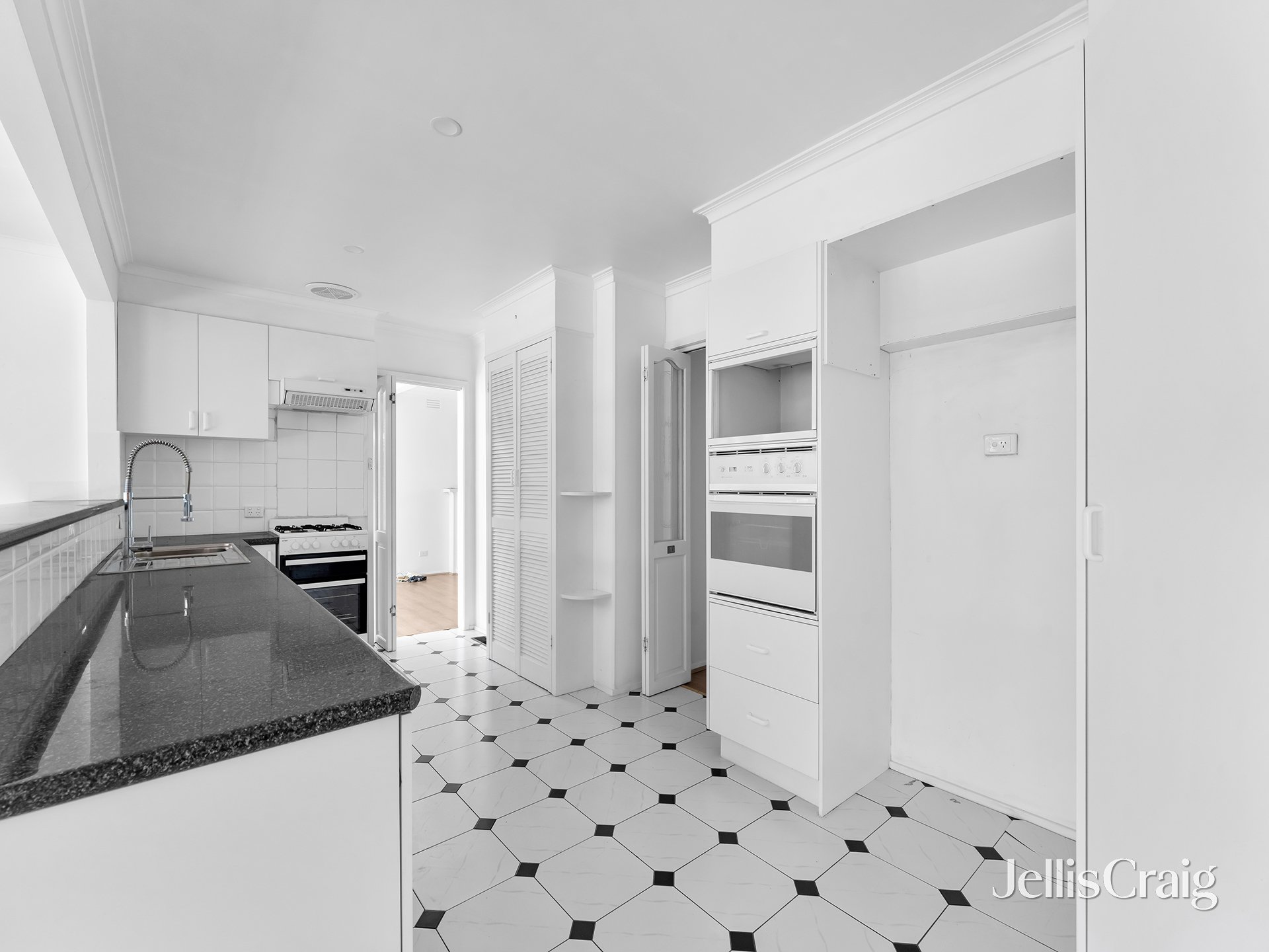 21 Bales Street, Mount Waverley image 3