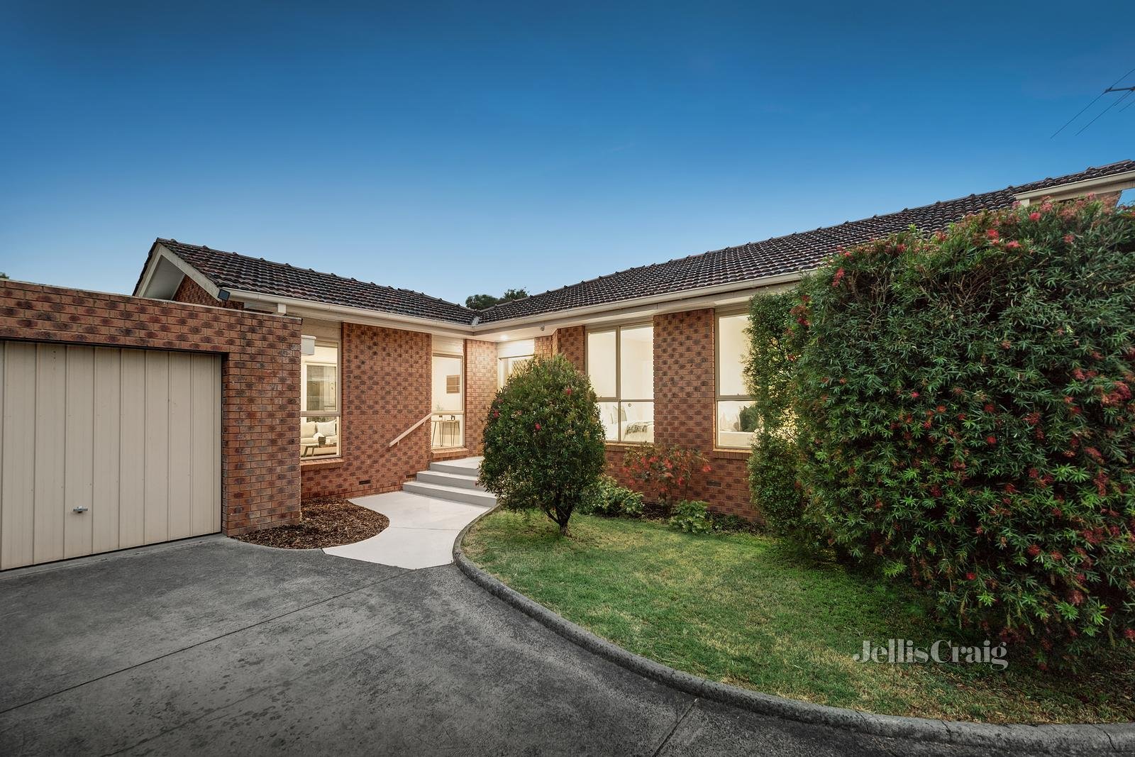 2/1 Baringa Street, Mount Waverley image 1