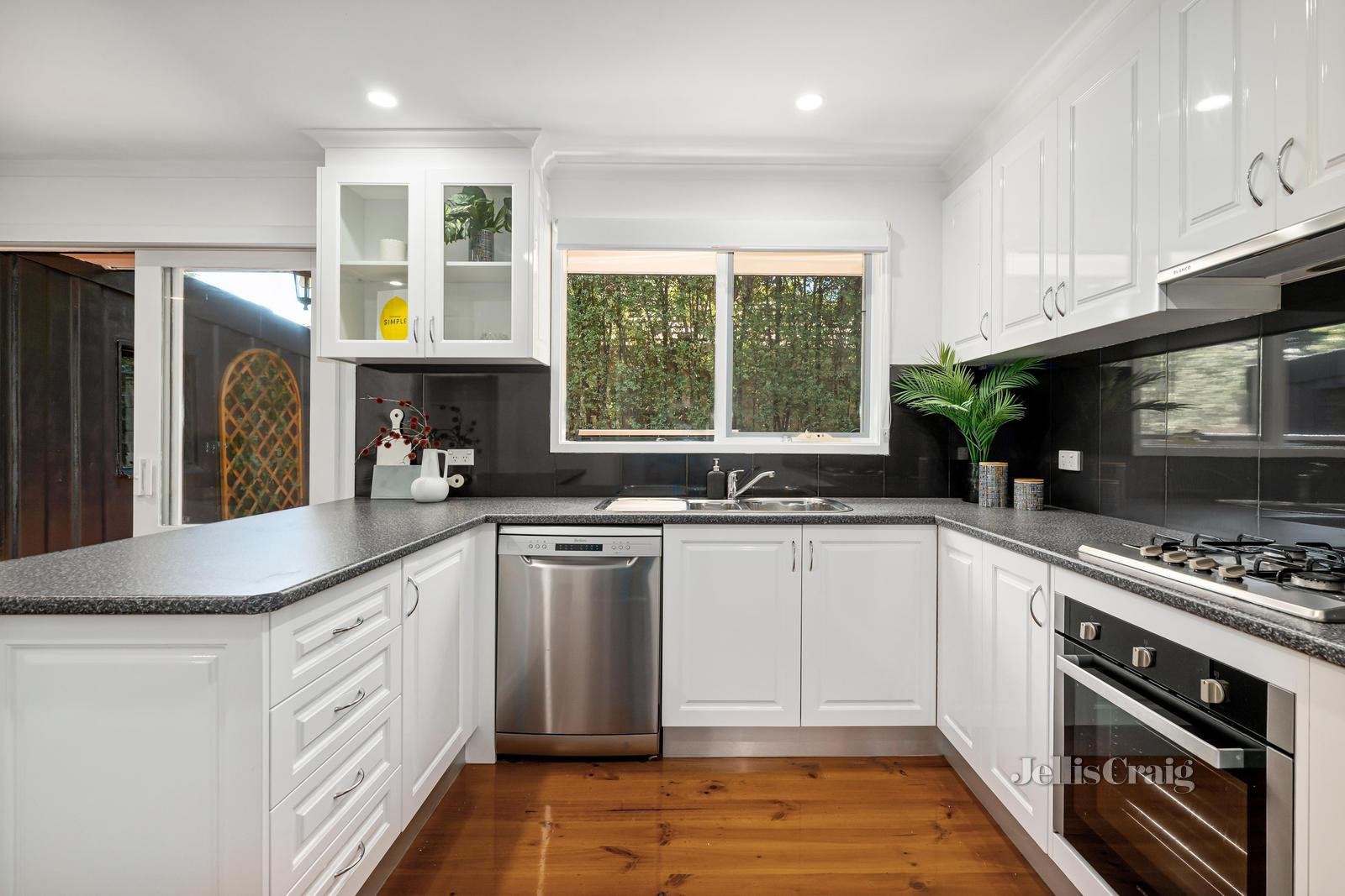 2/1 Beal Street, Mount Waverley image 4