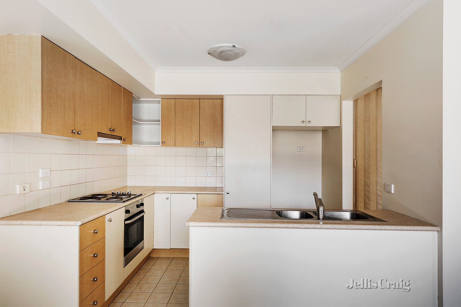 2/1 Bellevue Avenue, Doncaster East image 3