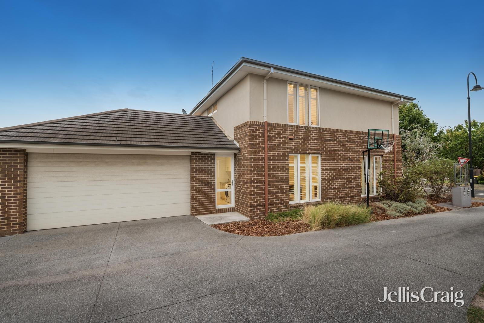 21 Bentham Court, Burwood image 2