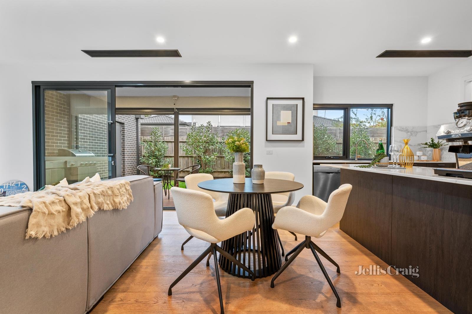 2/1 Biscayne Drive, Mount Waverley image 4