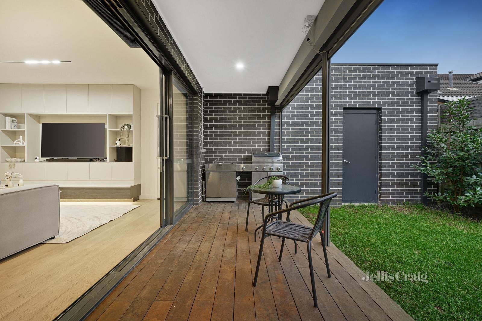 2/1 Biscayne Drive, Mount Waverley image 10