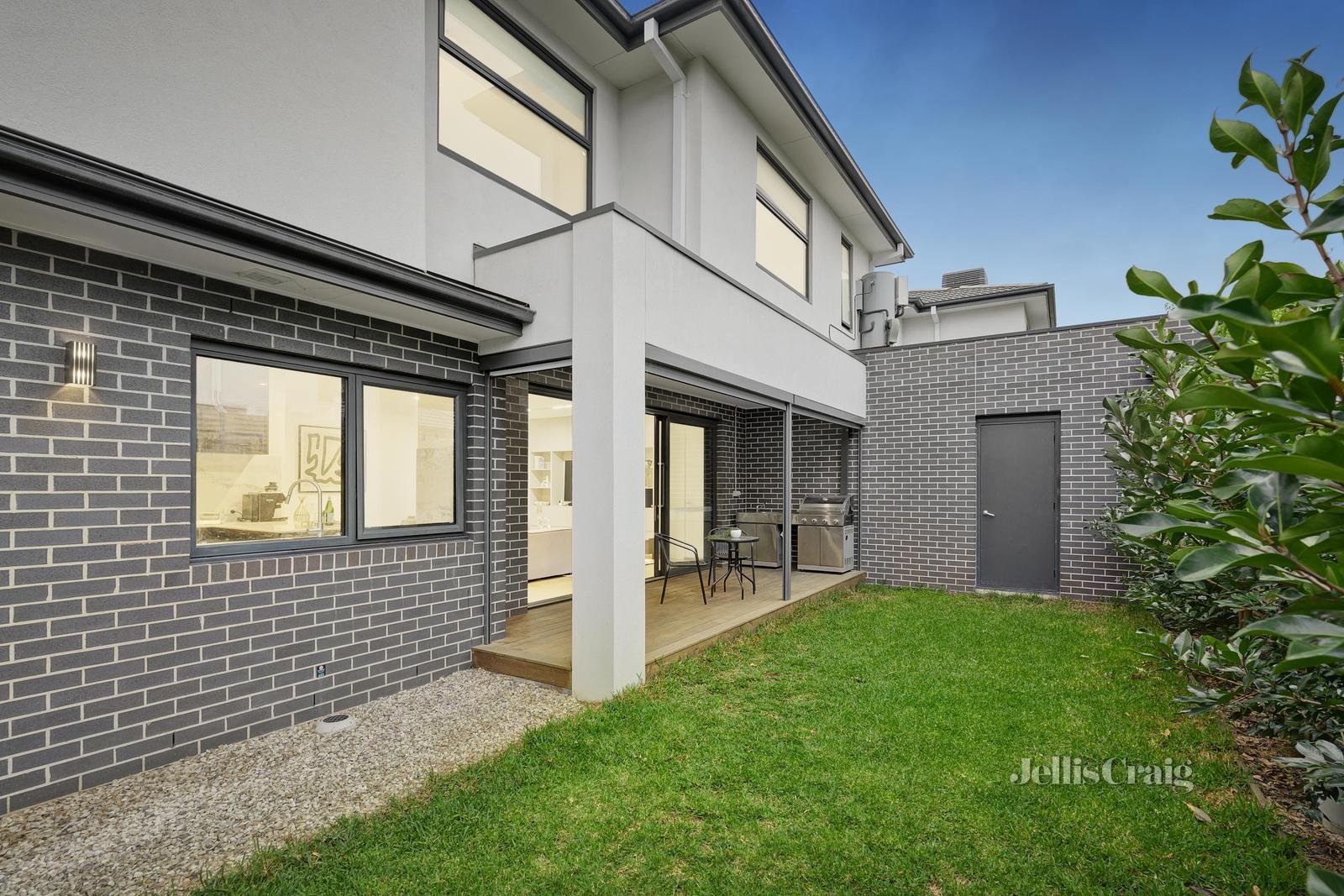 2/1 Biscayne Drive, Mount Waverley image 11