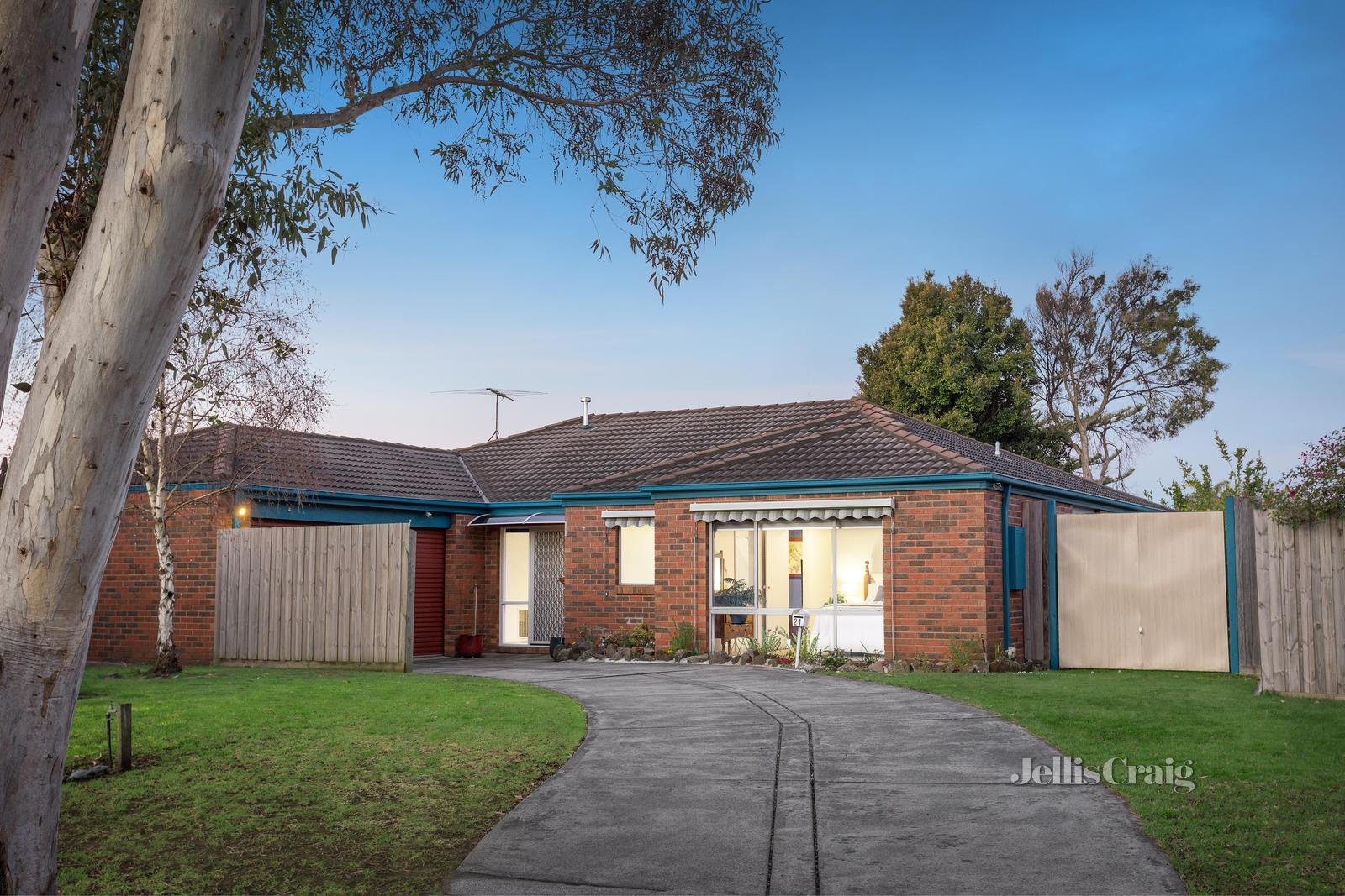 21 Bowen Crescent, Burwood East image 1