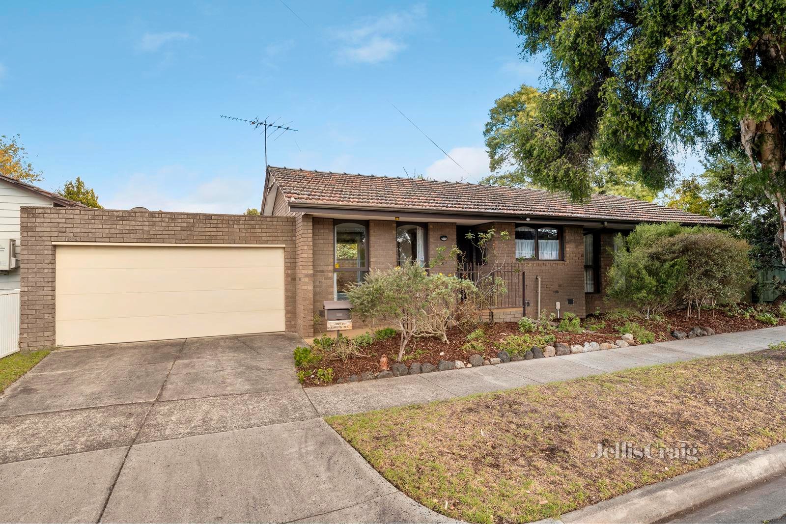 2/1 Bristol Court, Glen Waverley image 1