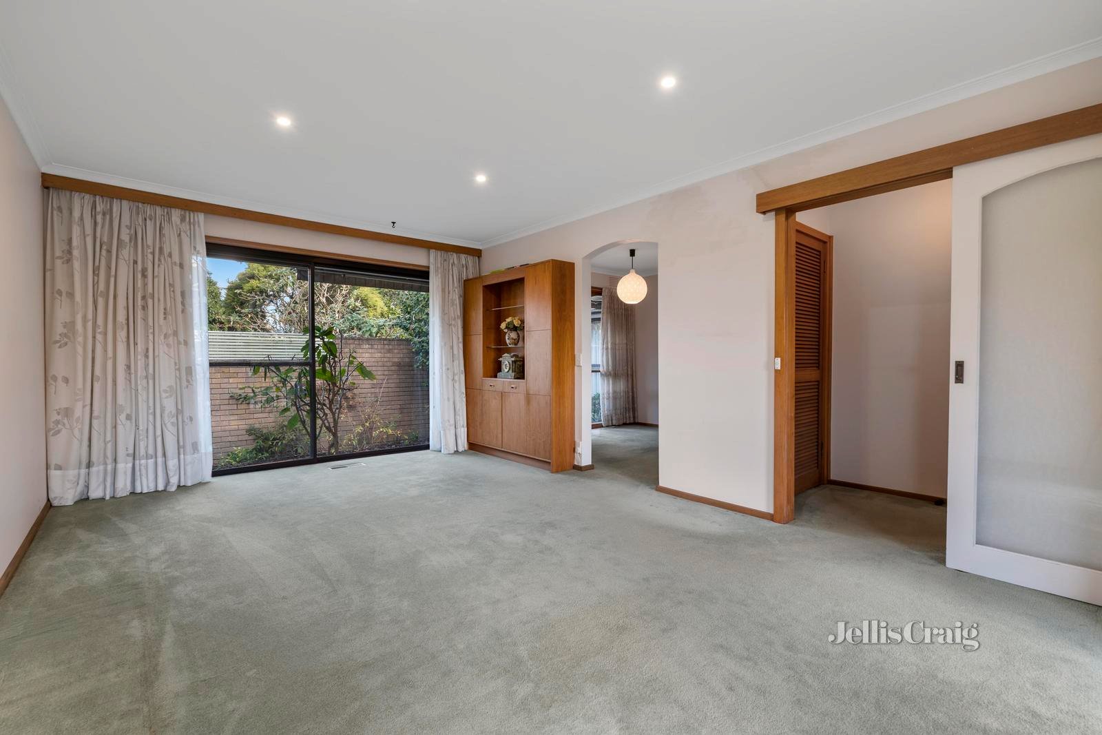2/1 Bristol Court, Glen Waverley image 2