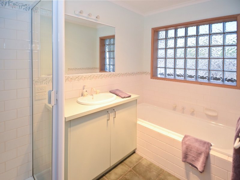21 Brolga Crescent, Wandana Heights image 9