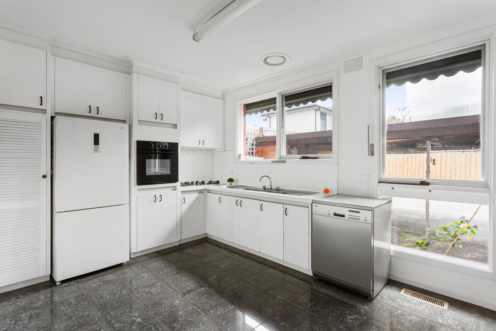 2/1 Carlton Street, Mckinnon image 2