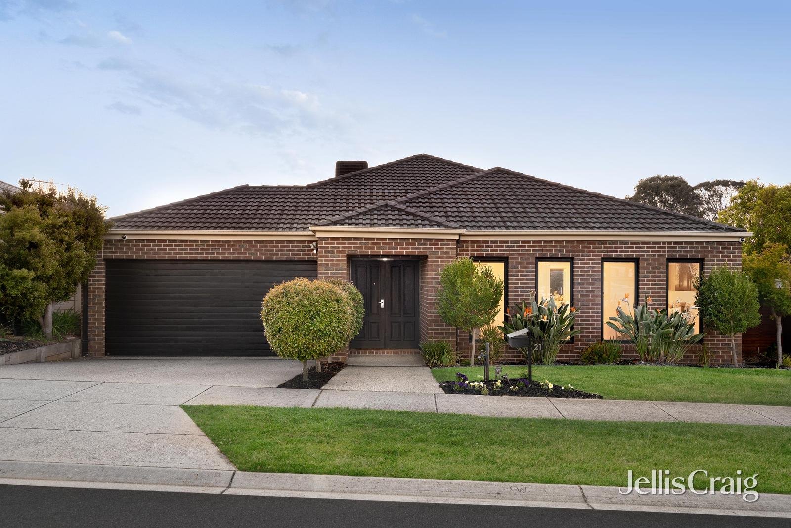 21 Clarendon Views, Doreen image 1