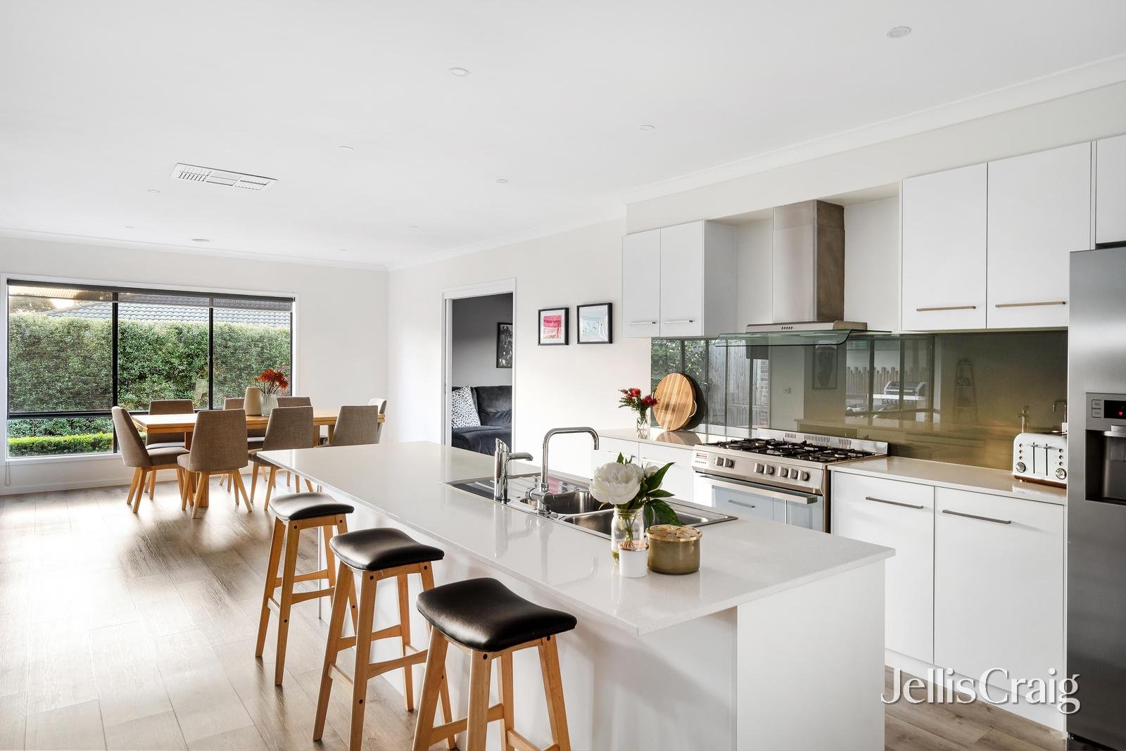 21 Clarendon Views, Doreen image 4