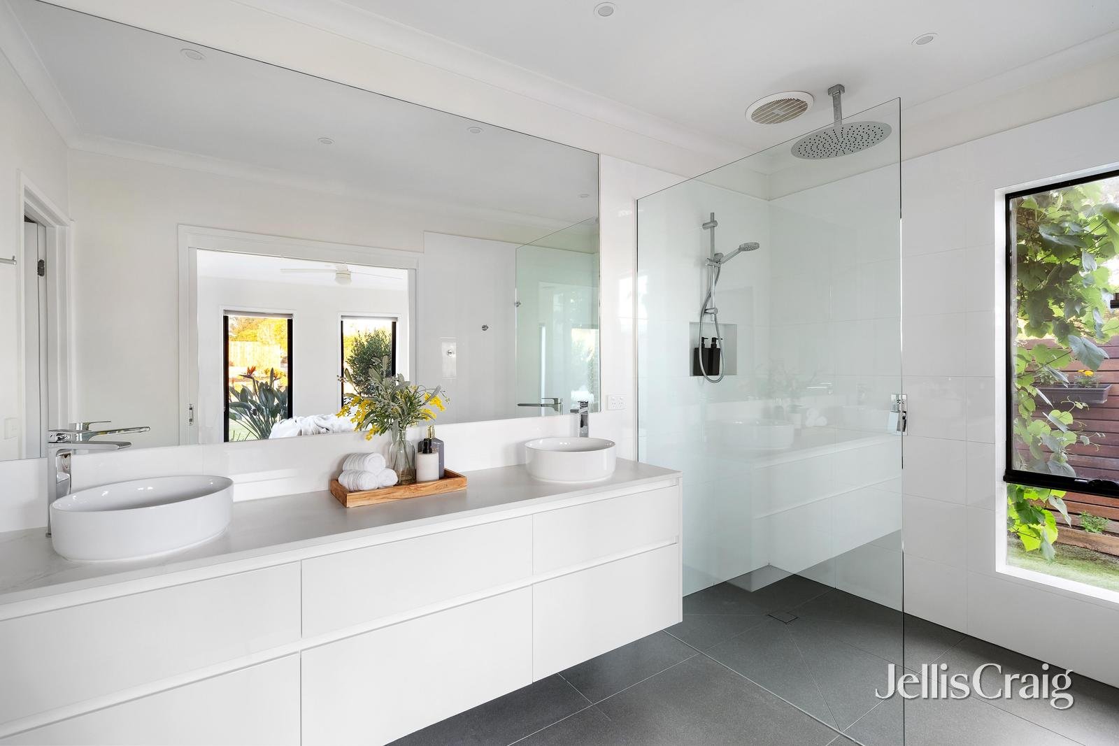 21 Clarendon Views, Doreen image 8