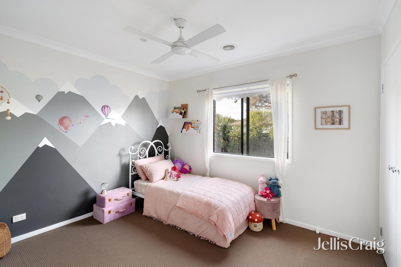 21 Clarendon Views, Doreen image 10