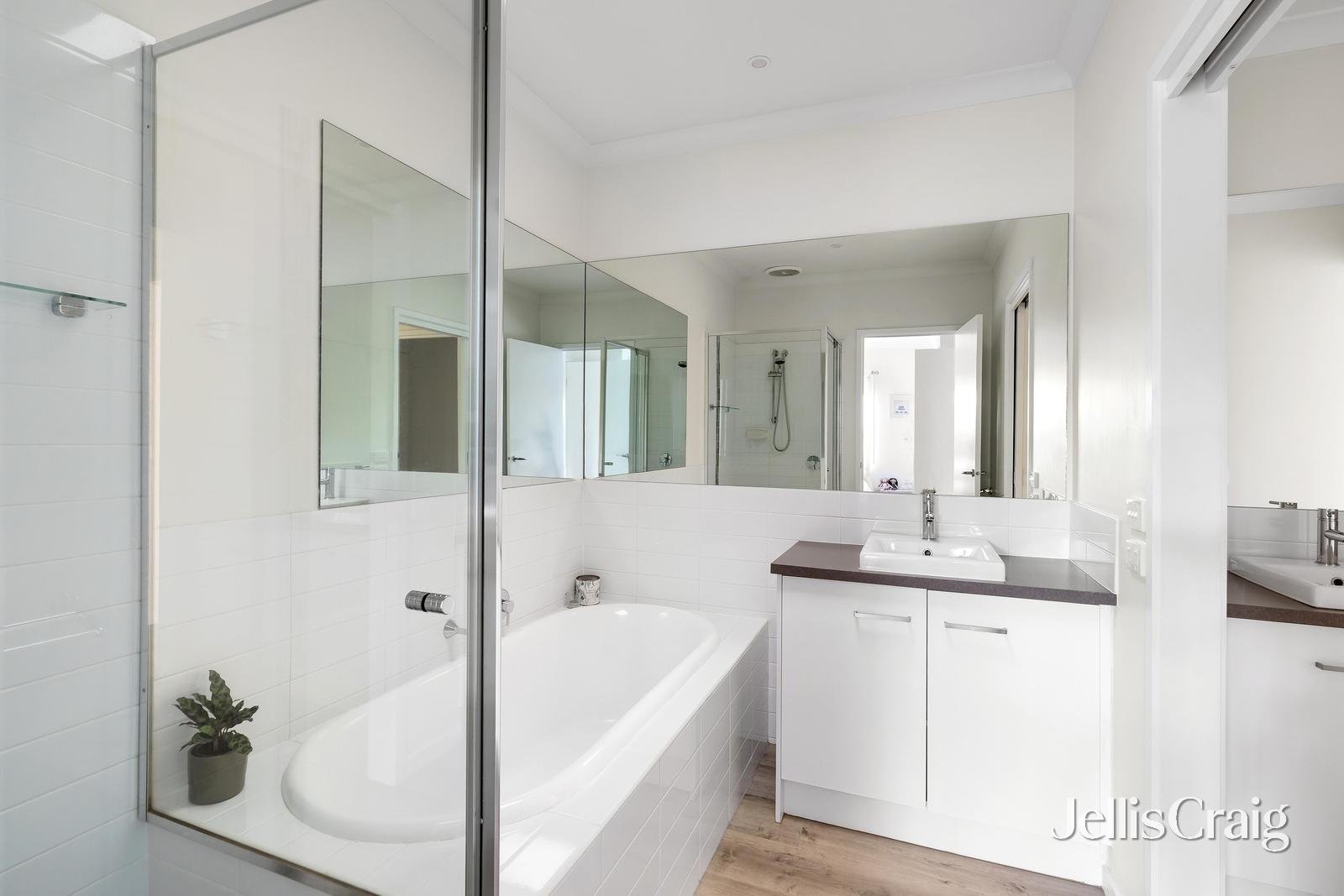 21 Clarendon Views, Doreen image 11