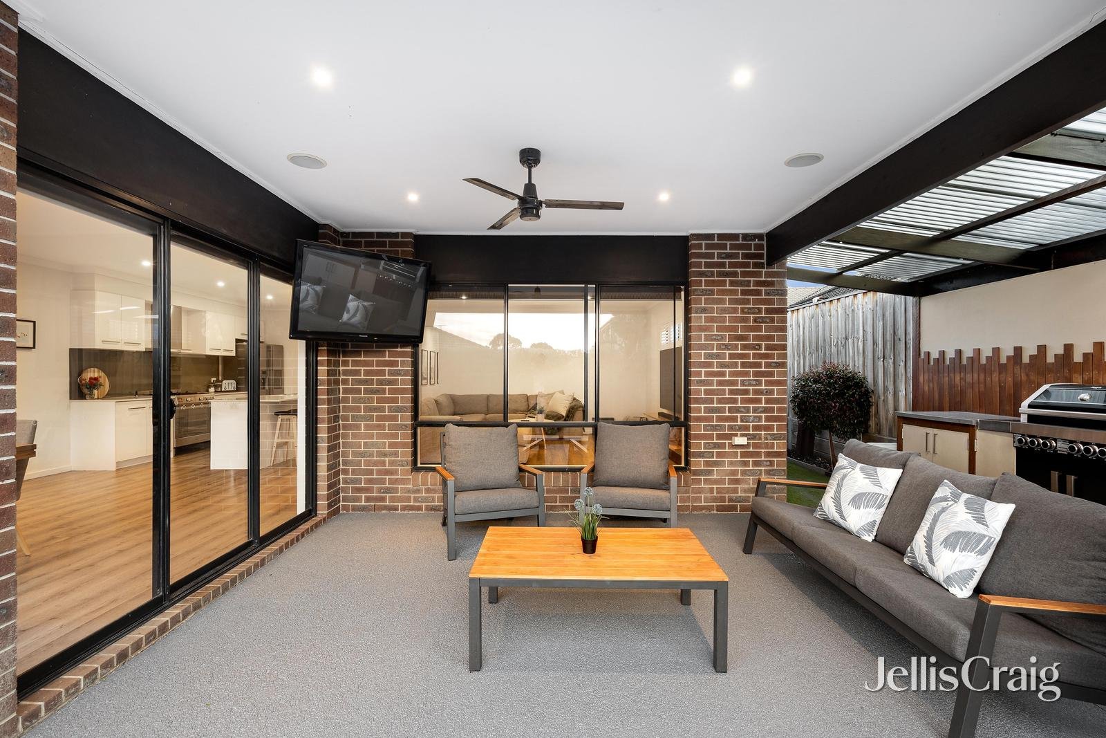 21 Clarendon Views, Doreen image 14