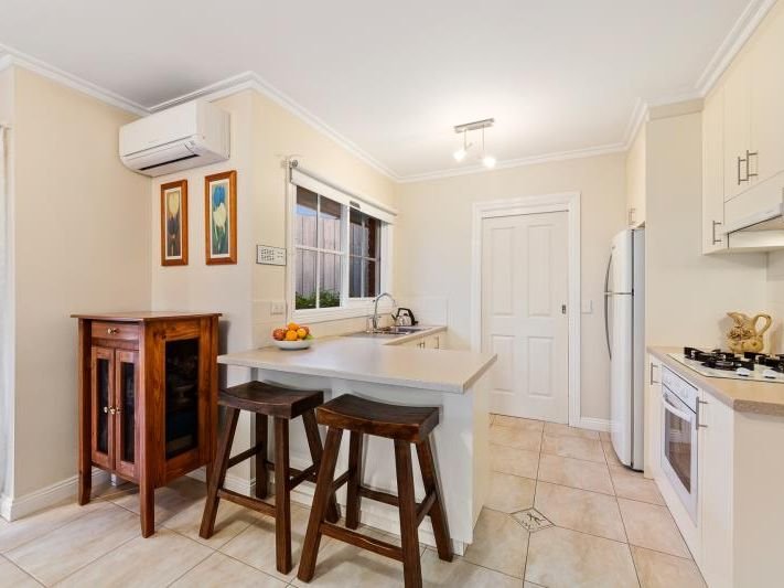 2/1 De Havilland Avenue, Strathmore Heights image 3