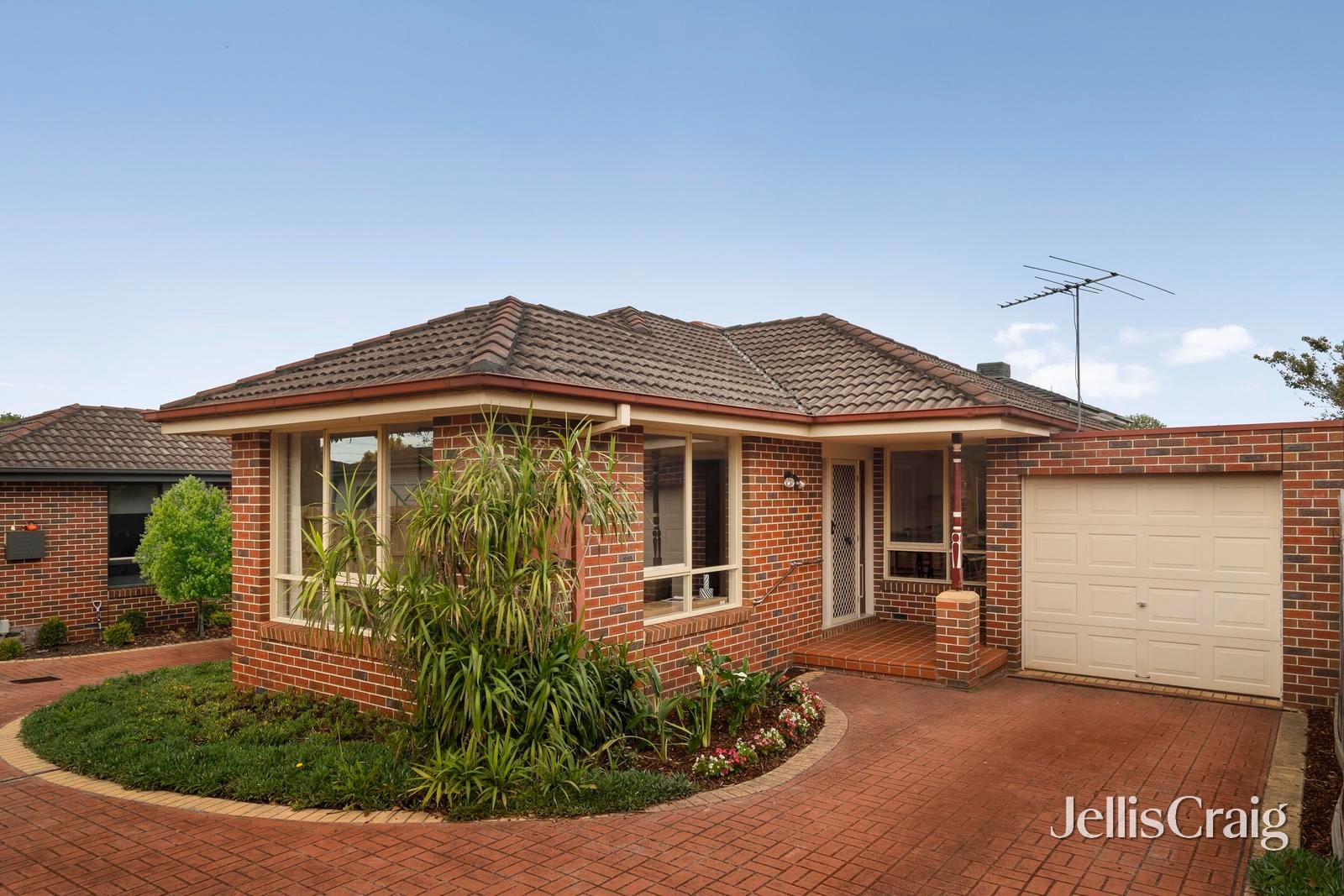 2/1 Ford Street, Ringwood image 1