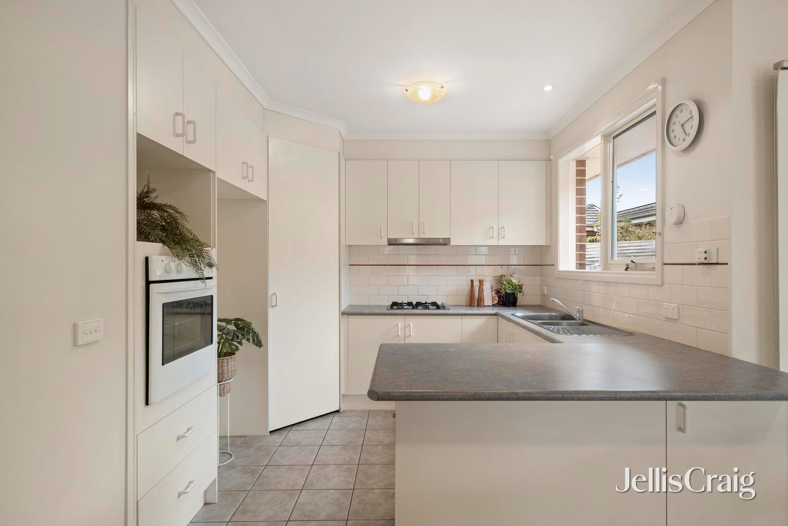 2/1 Ford Street, Ringwood image 4