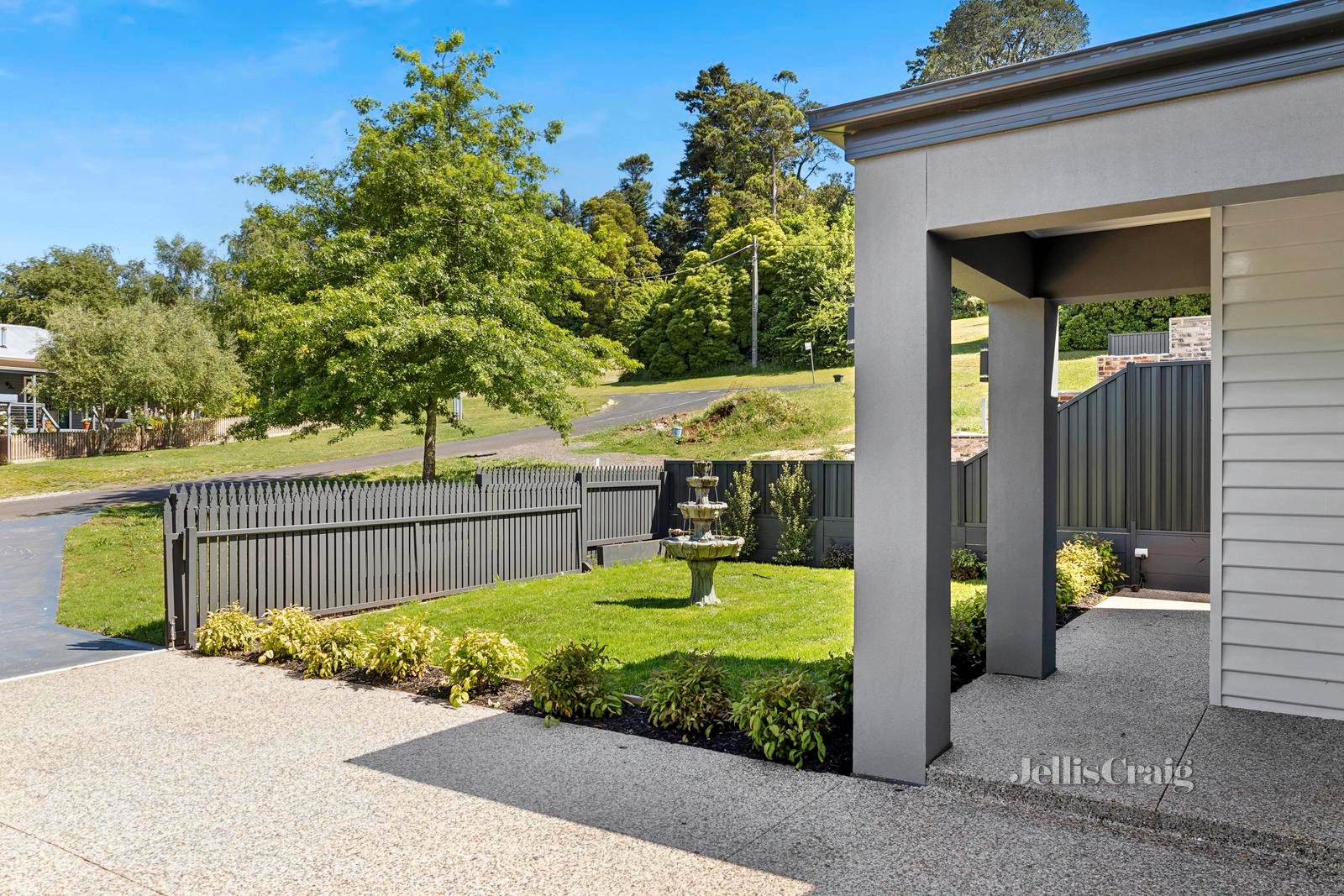 2/1 Grenville Street, Daylesford image 2