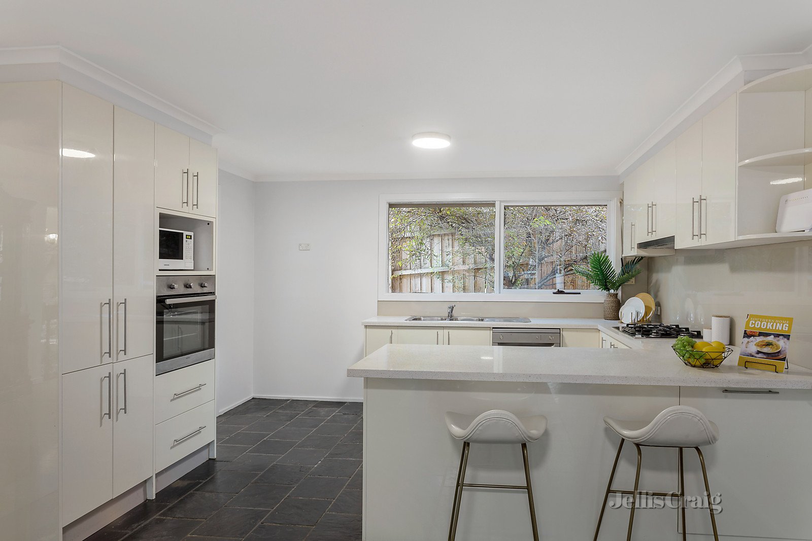 21 Kenross Drive, Wheelers Hill image 4