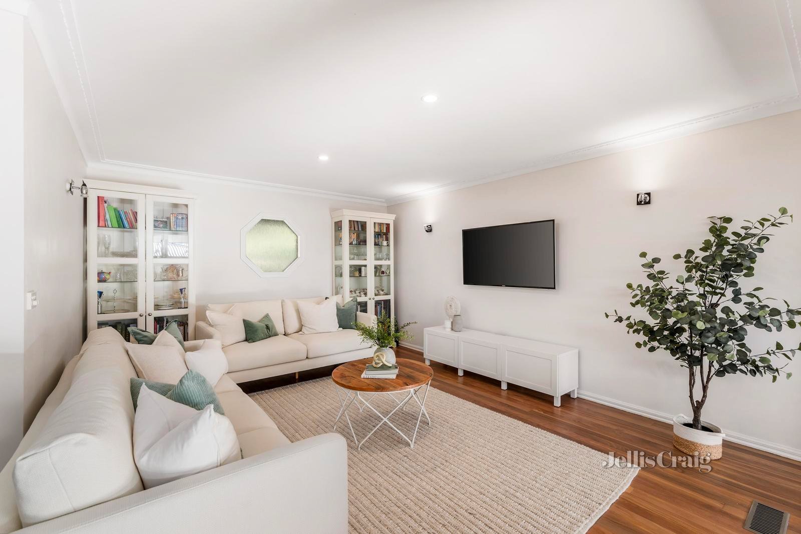 21 Knee Lane, Croydon North image 2