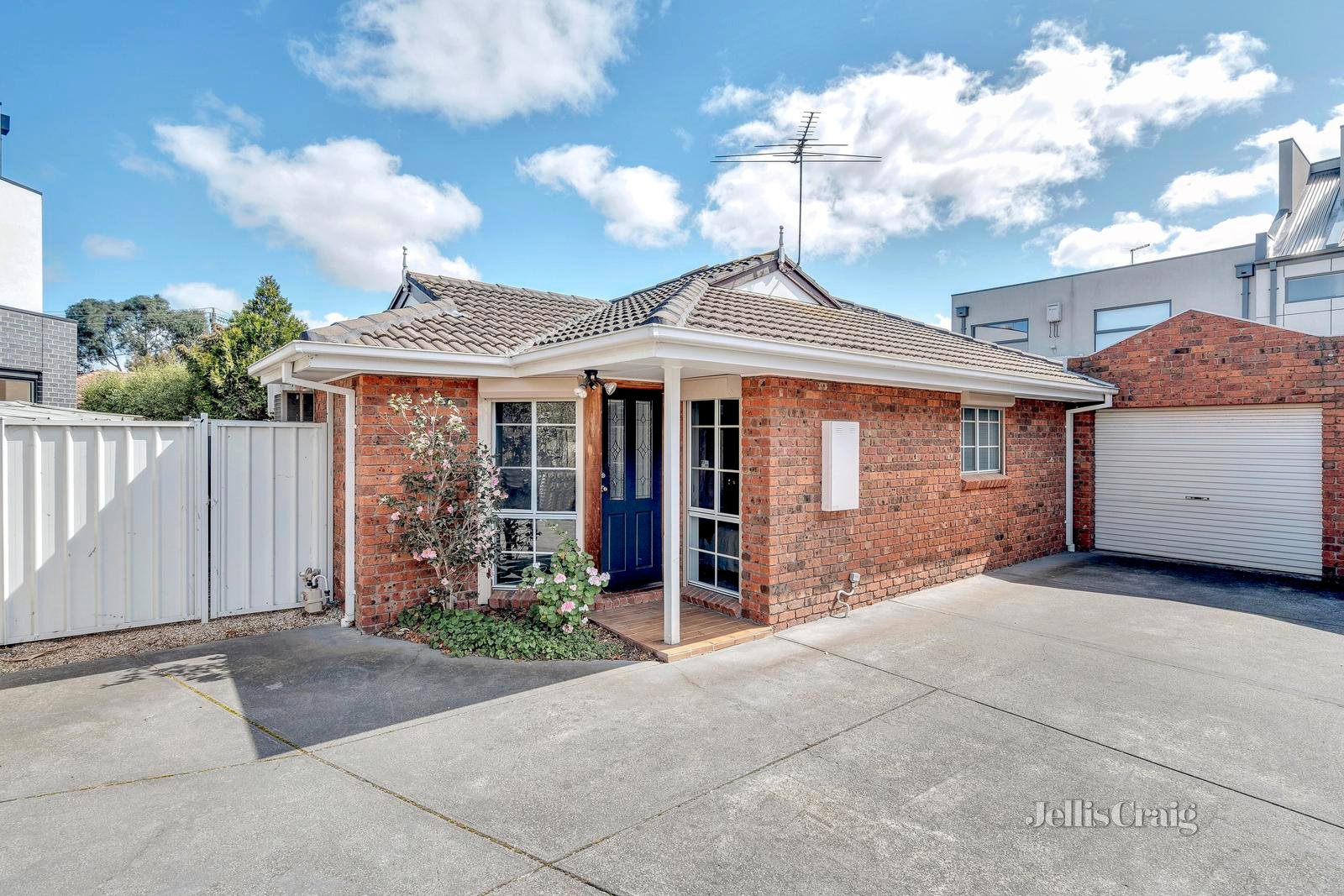 2/1 Mccracken Avenue, Pascoe Vale image 1