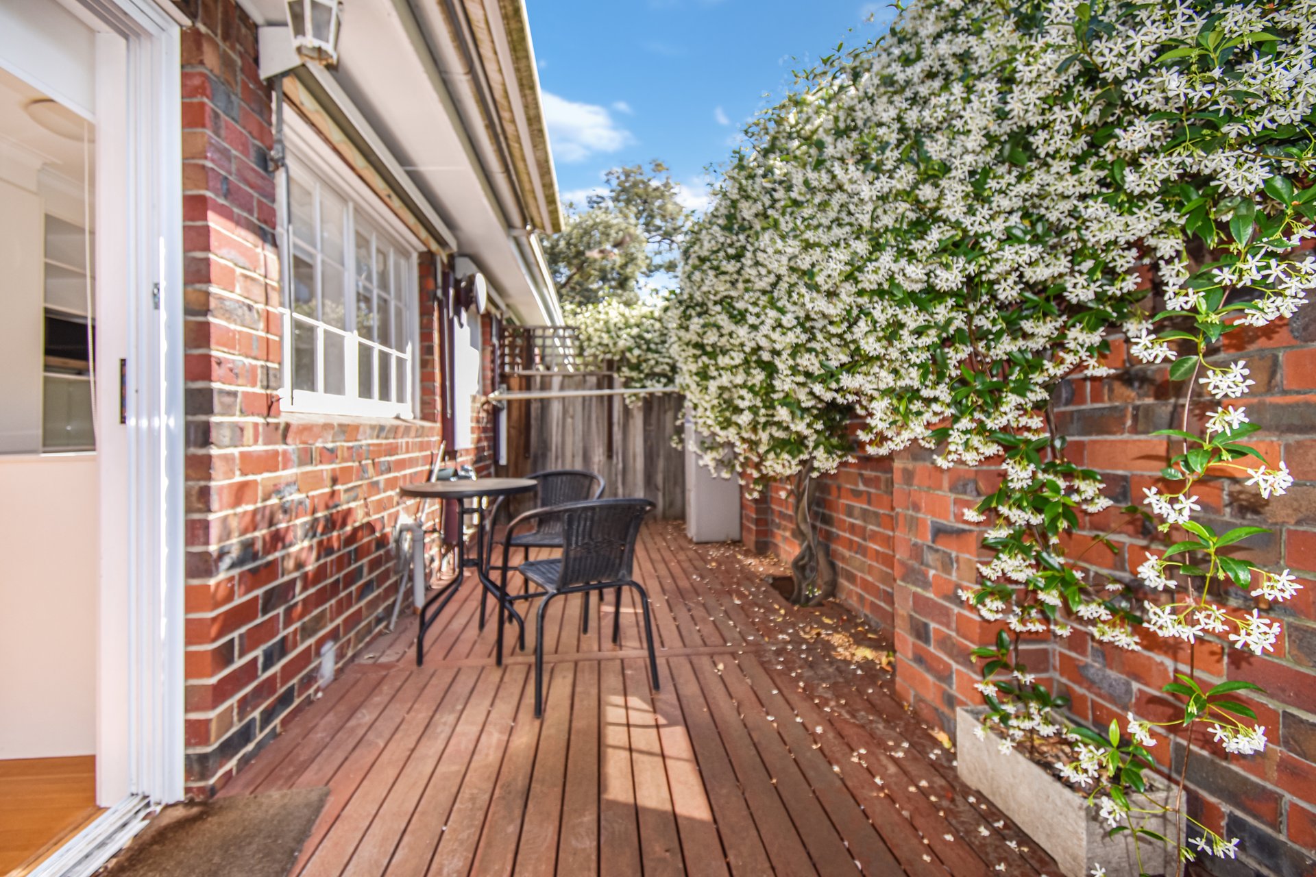 2/1 Pakenham Street, Blackburn image 6