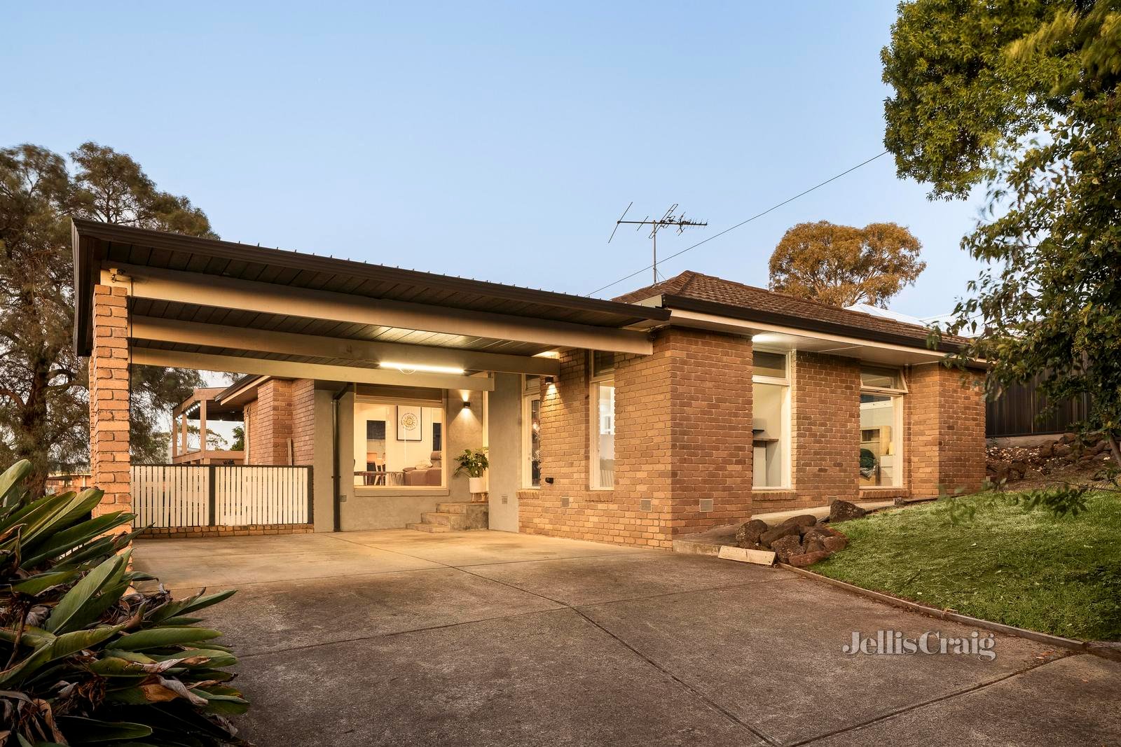 21 Perversi Avenue, Diamond Creek image 2