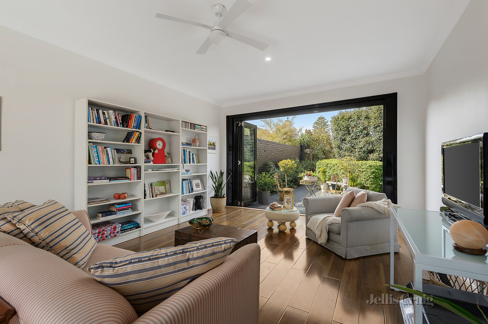 2/1 Rayern Court, Bentleigh East image 5