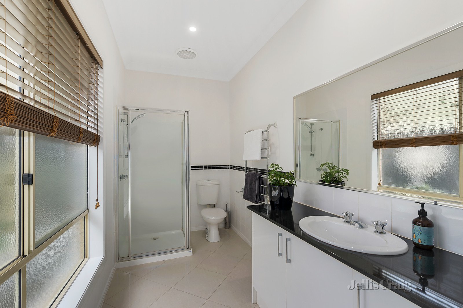 2/1 Rayern Court, Bentleigh East image 7