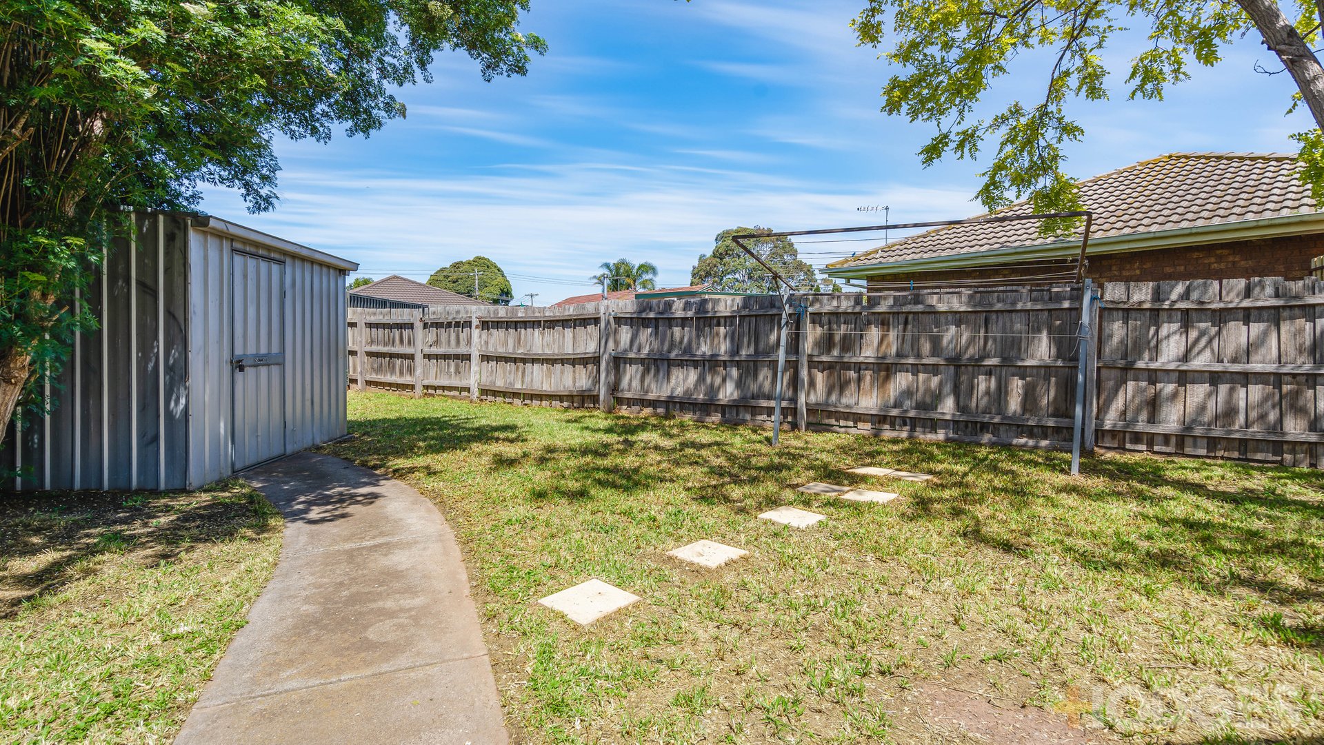 2 / 1 Regis Close Werribee