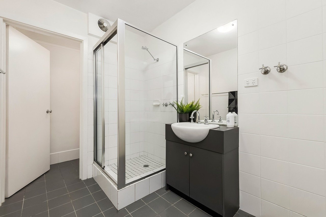 2/1 Robert Street, Elwood image 2