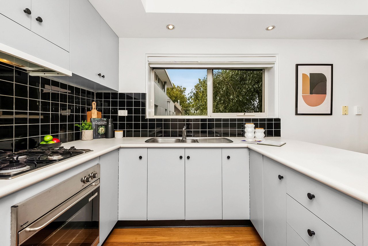 2/1 Robert Street, Elwood image 6